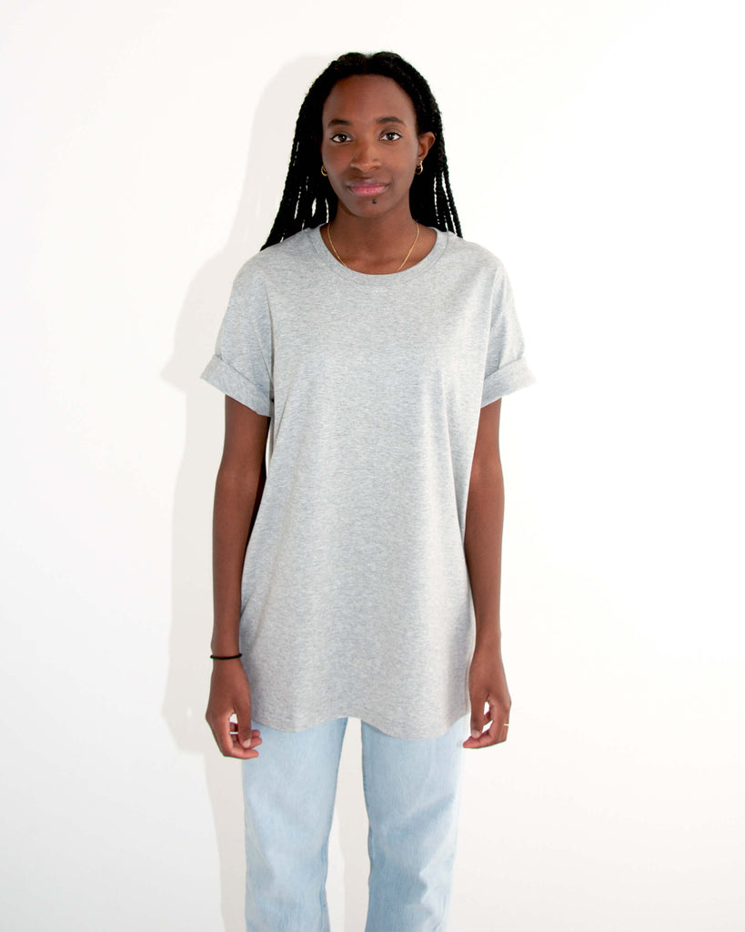 Grey organic, fair and unisex T-shirt with basic fit. Female model picture.